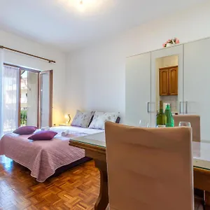 Lovely In Stobrec With Wifi Appartement